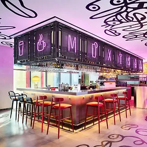 Hotel Moxy Myeongdong, Seúl
